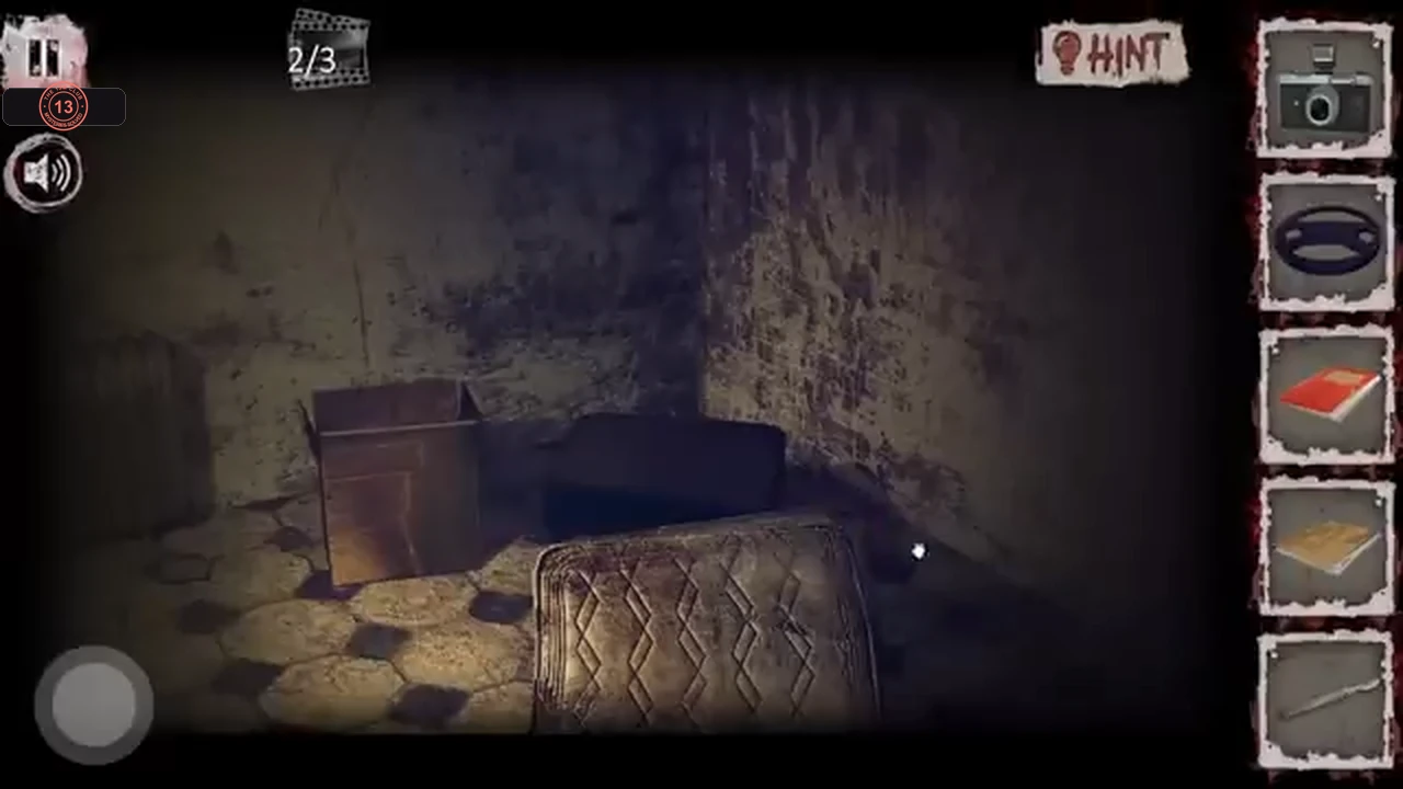 Ward corner with a box and a slit mattress on the floor