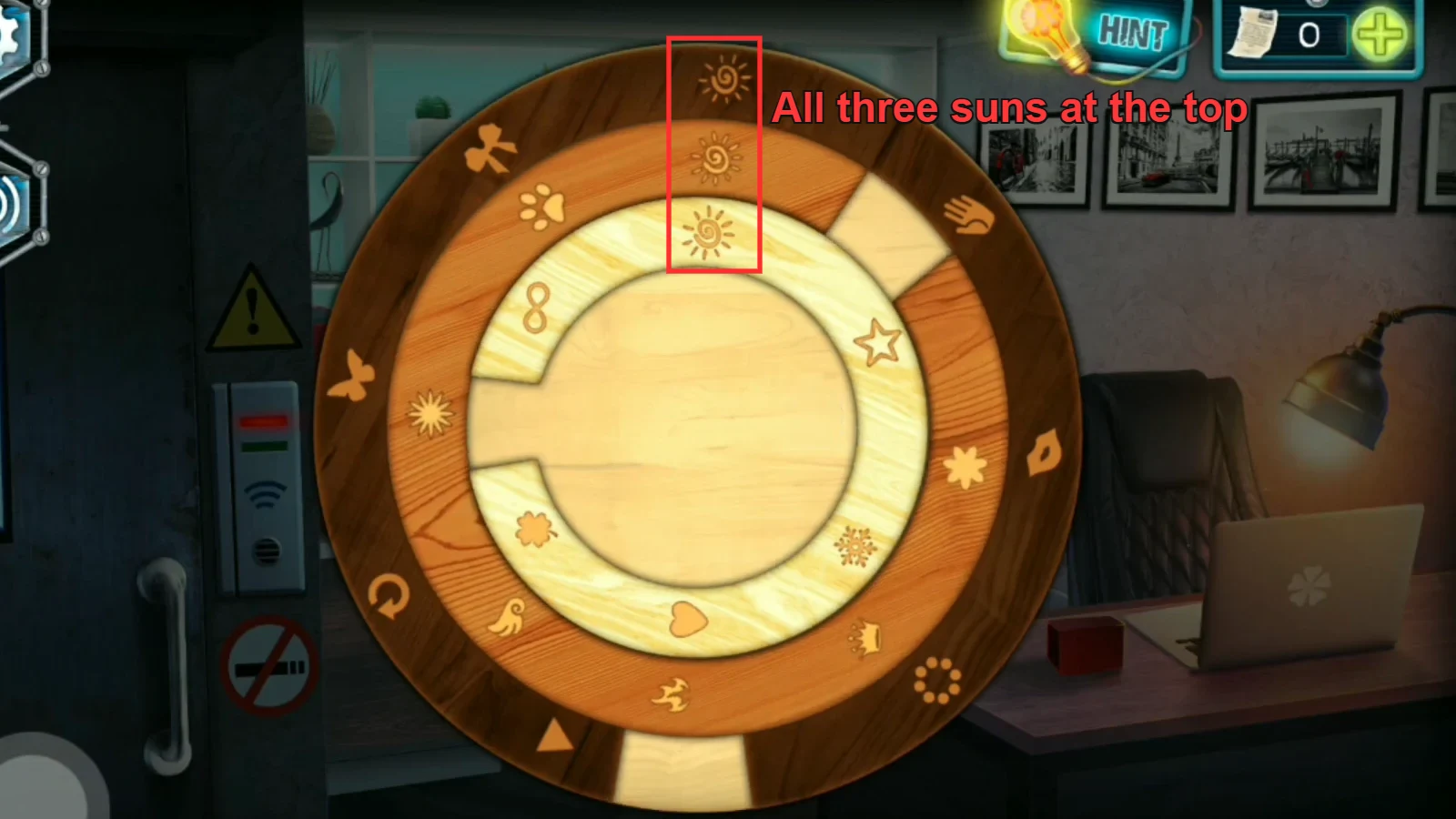 Ring lock at the moment it is solved: the outer, middle and inner sun symbols stacked at the top and outlined, the inner gap on the left, the middle gap at the upper right and the outer opening at the bottom