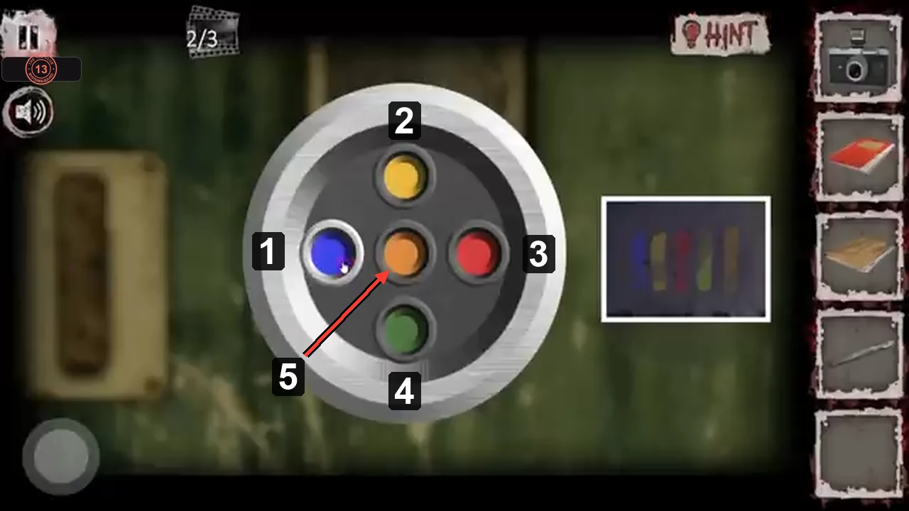 Round panel with five coloured buttons numbered in pressing order beside the stripe inset